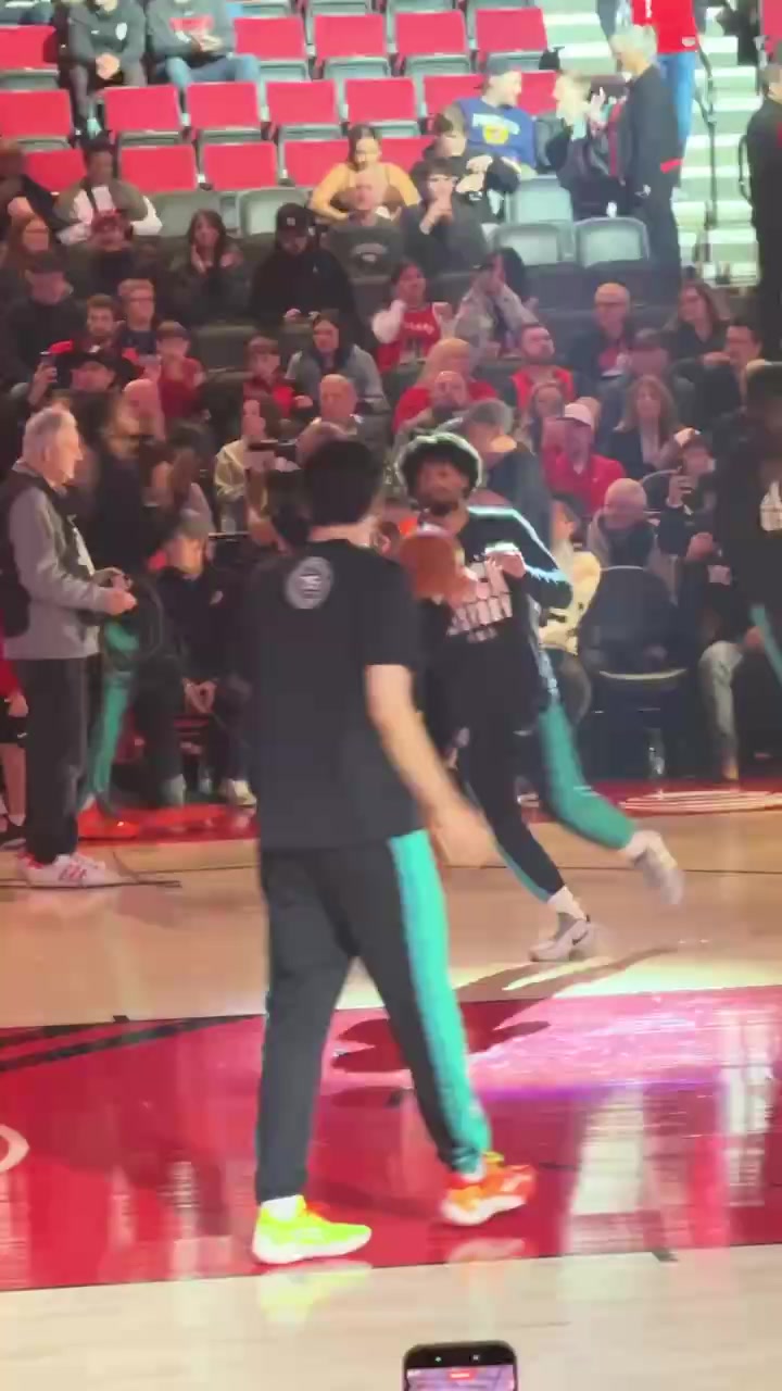 小吧现场直击杨瀚森赛前热身：跑跑跳跳很放松 底角三分手感不佳